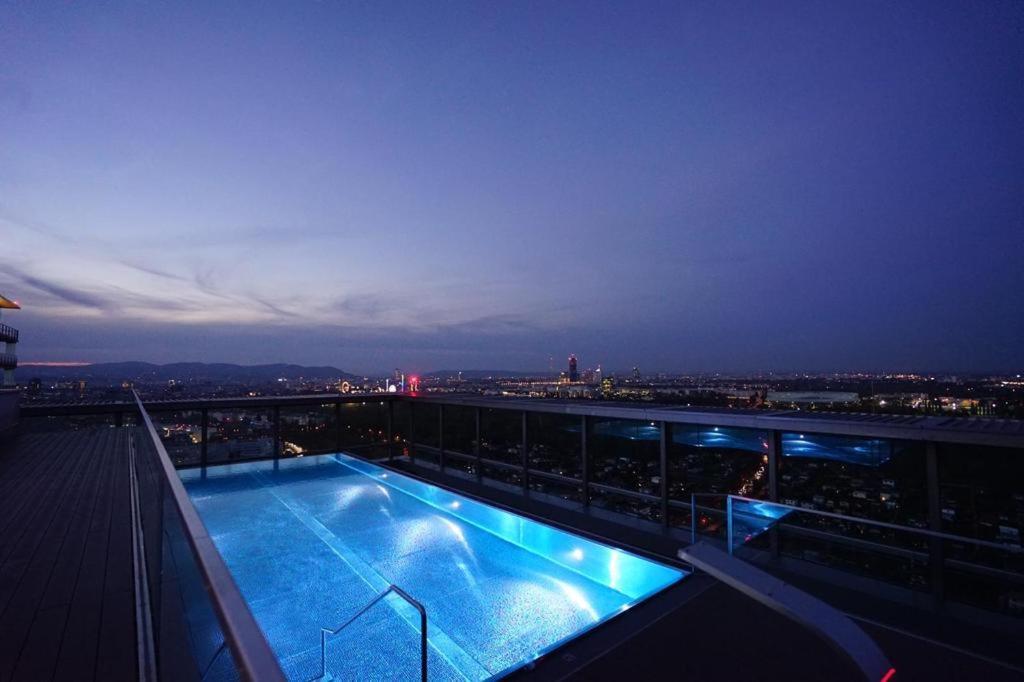 Exclusive 2-Bedroom Condo With Pool & Balcony Viyana Dış mekan fotoğraf
